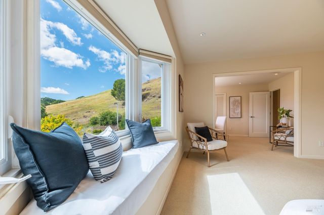 4 Galway Ln, San Rafael, CA 94903