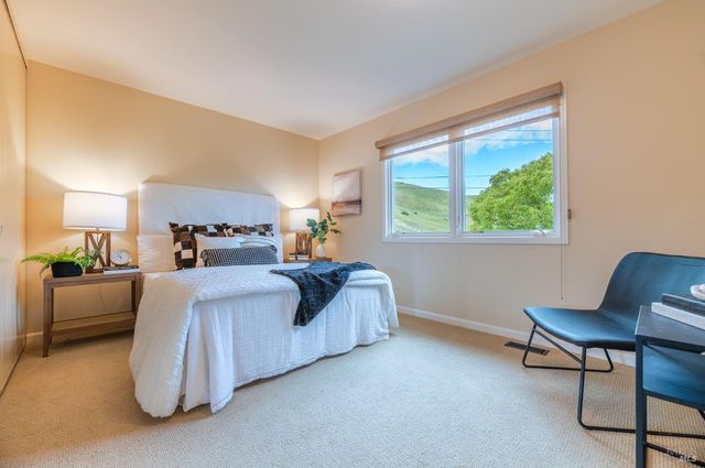 4 Galway Ln, San Rafael, CA 94903