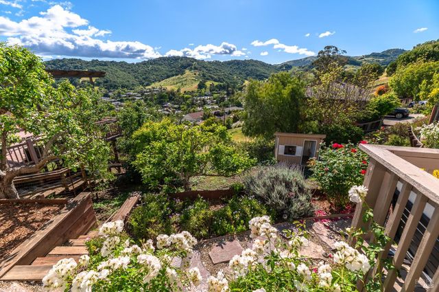 4 Galway Ln, San Rafael, CA 94903