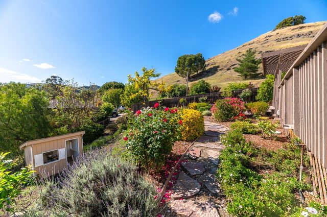 4 Galway Ln, San Rafael, CA 94903