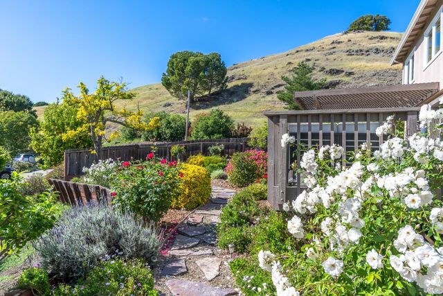 4 Galway Ln, San Rafael, CA 94903