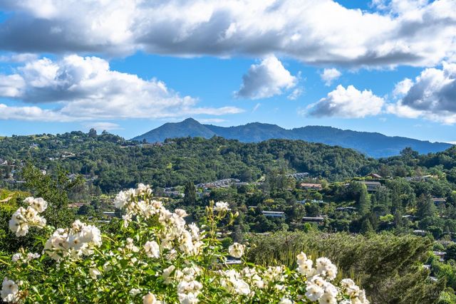 4 Galway Ln, San Rafael, CA 94903