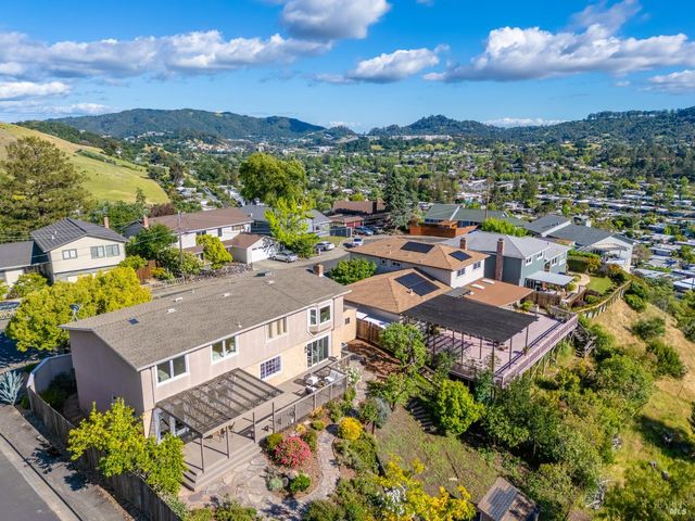 4 Galway Ln, San Rafael, CA 94903