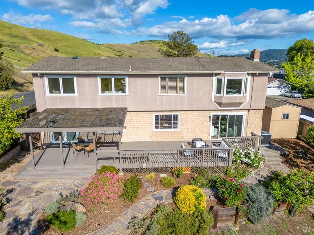 4 Galway Ln, San Rafael, CA 94903