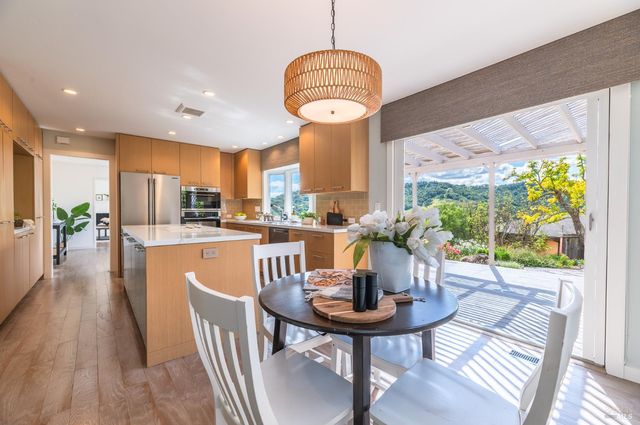 4 Galway Ln, San Rafael, CA 94903