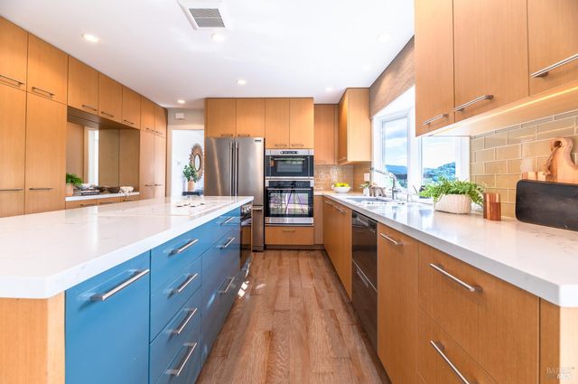 4 Galway Ln, San Rafael, CA 94903