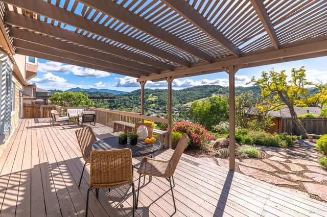 4 Galway Ln, San Rafael, CA 94903