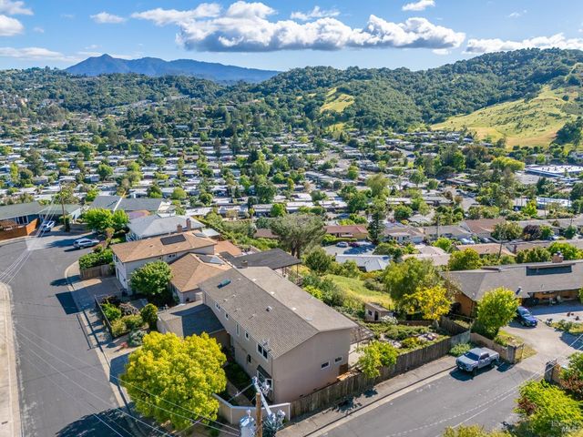 4 Galway Ln, San Rafael, CA 94903