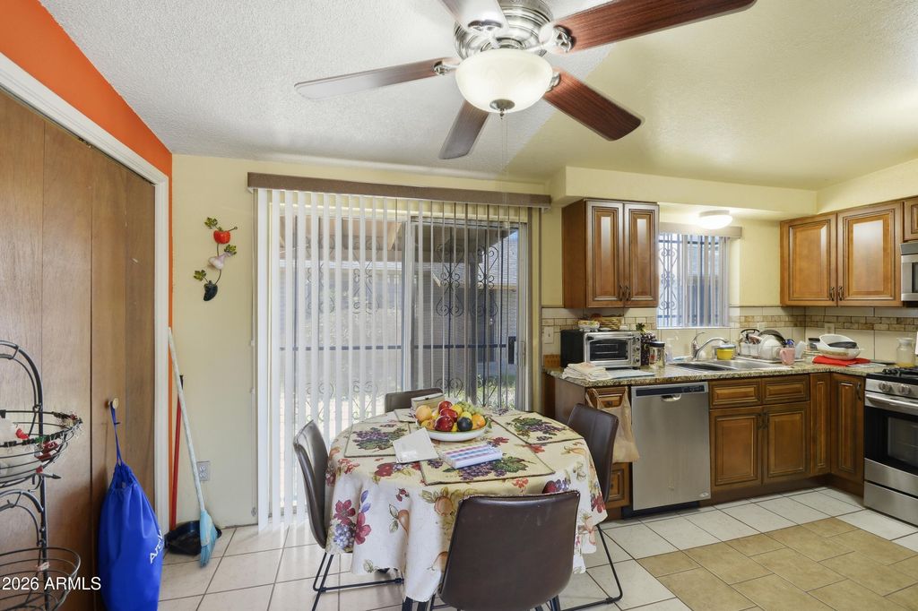 Image 5 of property listing at 3102 S SUNSET VILLA Avenue, Tucson, AZ 85713