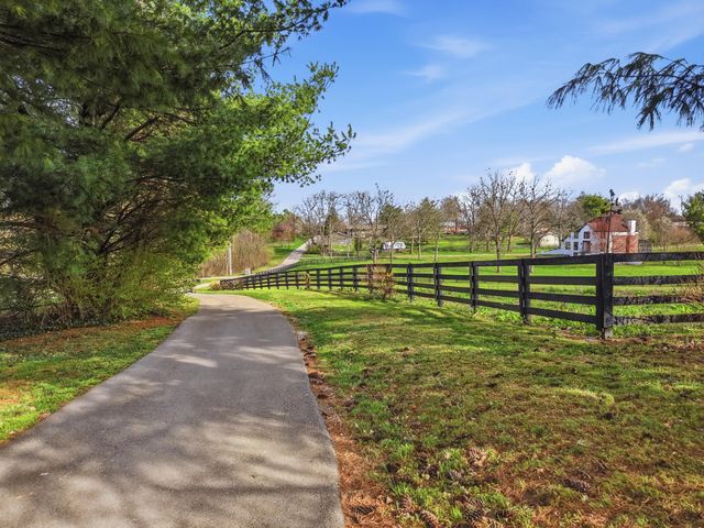 235 Lakewood Drive, Nicholasville, KY 40356