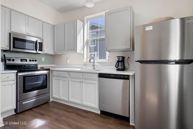 215 E 2nd Street, 6, Pass Christian, MS 39571