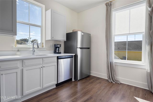 215 E 2nd Street, 6, Pass Christian, MS 39571