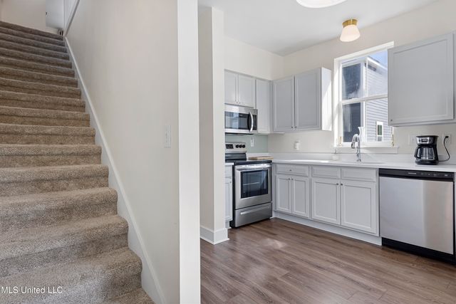 215 E 2nd Street, 6, Pass Christian, MS 39571