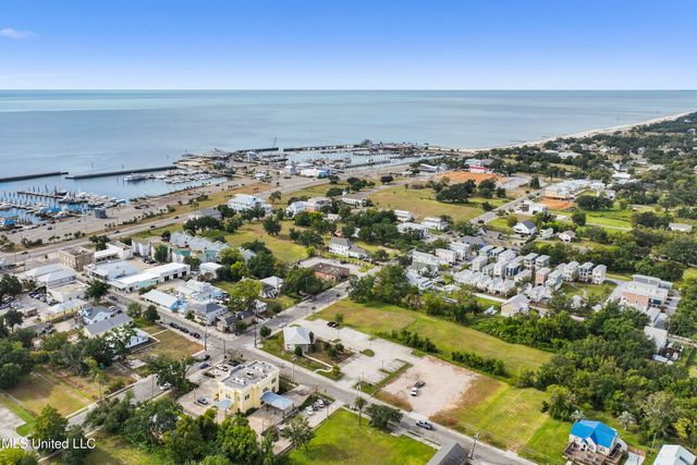 215 E 2nd Street, 6, Pass Christian, MS 39571