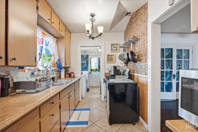 2001 Bank Street, Bakersfield, CA 93304