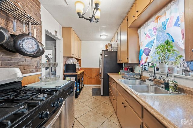 2001 Bank Street, Bakersfield, CA 93304