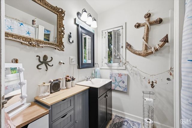 2001 Bank Street, Bakersfield, CA 93304