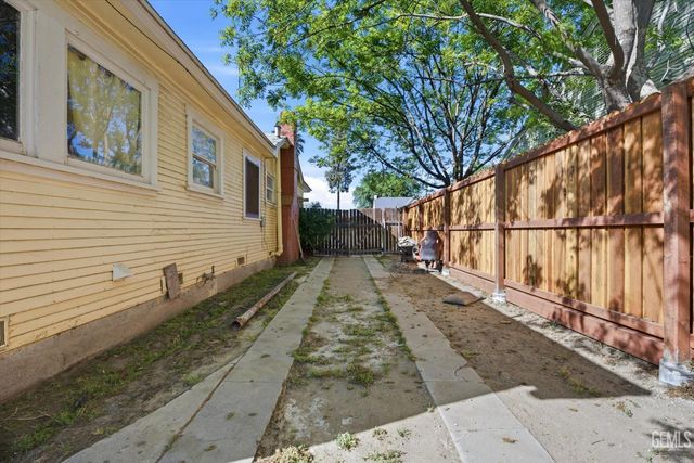 2001 Bank Street, Bakersfield, CA 93304