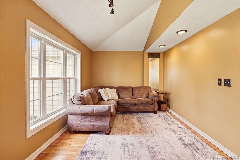 19 Catherine Avenue, Franklin Square, NY 11010 — photo 5