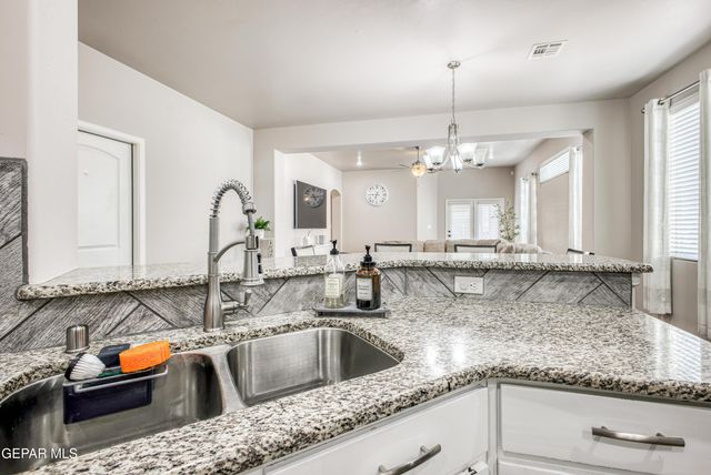 891 CEDAR PARK Avenue, Santa Teresa, NM 88008