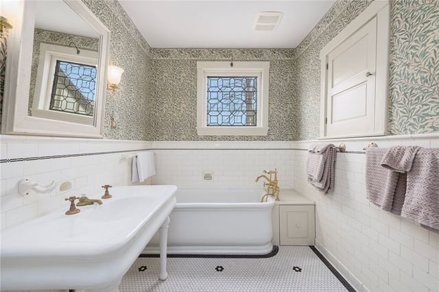 4 Hunter Avenue, Newport, RI 02840