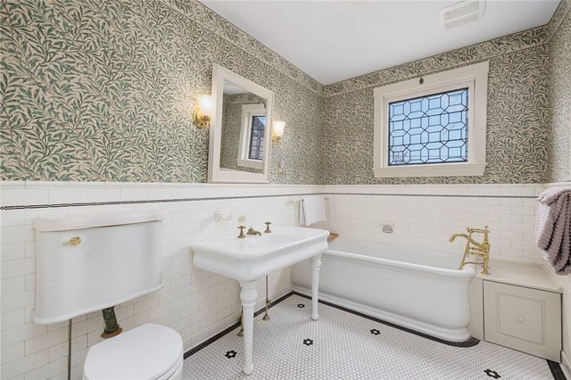 4 Hunter Avenue, Newport, RI 02840