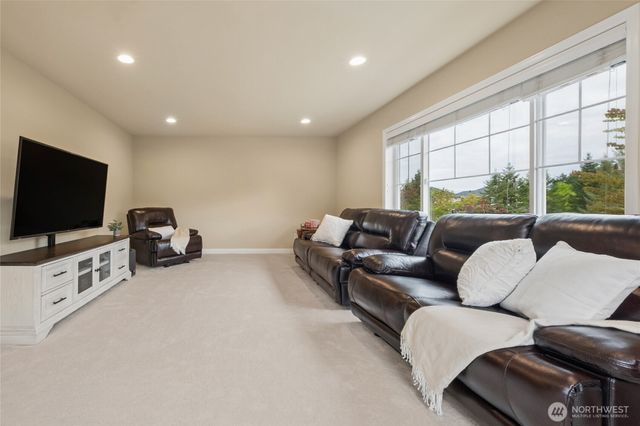 6701 W Crest View Loop SE, Snoqualmie, WA 98065