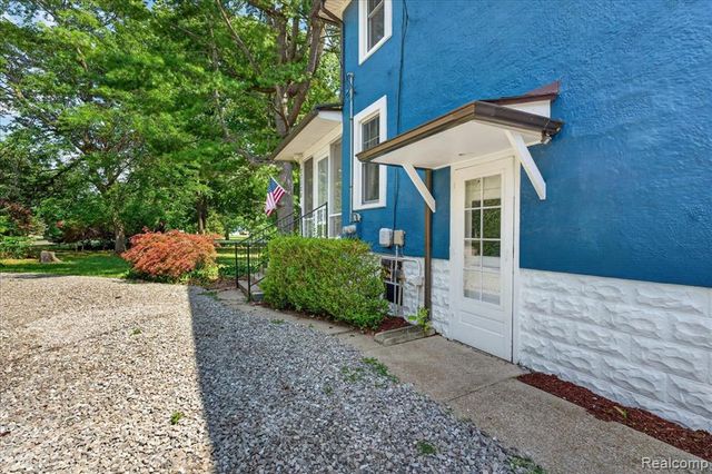 27108 E River Road, Grosse Ile, MI 48138