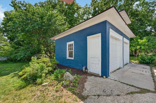 27108 E River Road, Grosse Ile, MI 48138