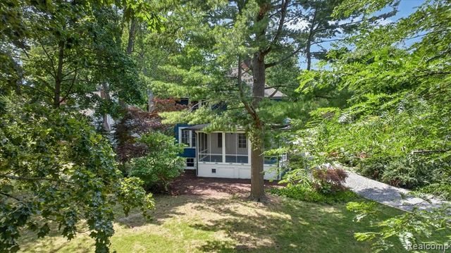27108 E River Road, Grosse Ile, MI 48138