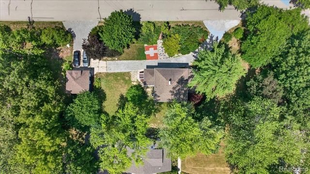 27108 E River Road, Grosse Ile, MI 48138