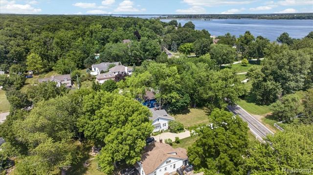 27108 E River Road, Grosse Ile, MI 48138