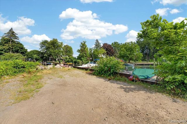 27108 E River Road, Grosse Ile, MI 48138