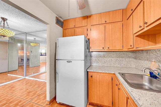 9101 Sunrise Lakes Boulevard 206, Sunrise, FL 33322