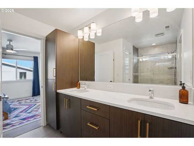 938 Sw ADRIAN Ter, Beaverton, OR 97005