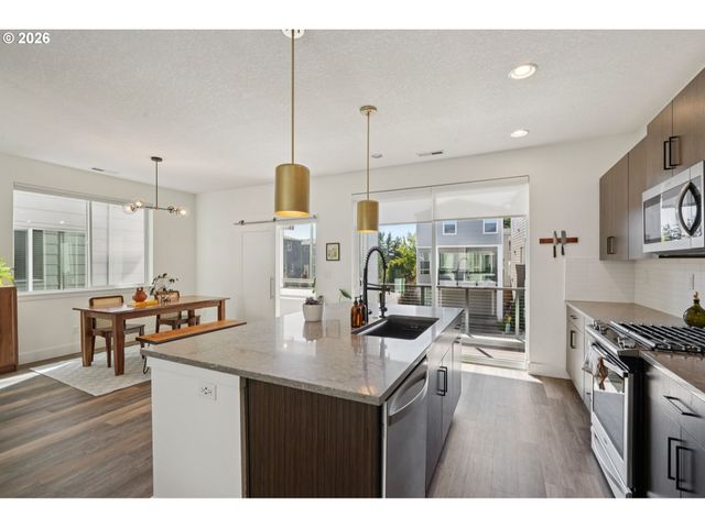 938 Sw ADRIAN Ter, Beaverton, OR 97005