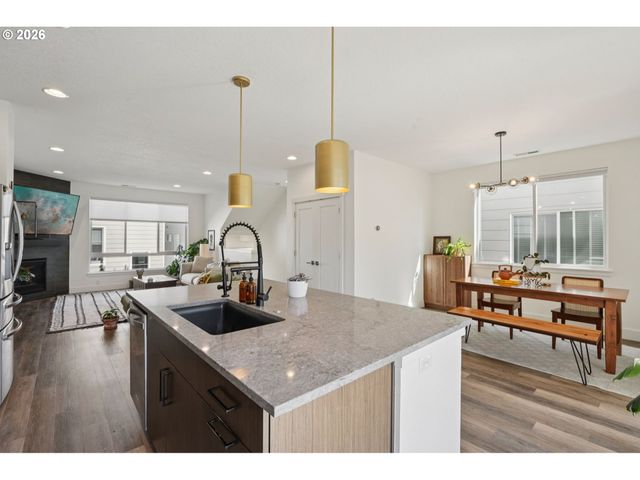 938 Sw ADRIAN Ter, Beaverton, OR 97005