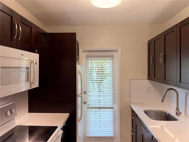 10001 W Bay Harbor Dr 205, Bay Harbor Islands, FL 33154
