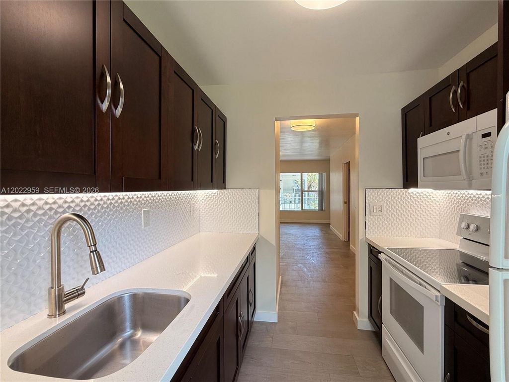 10001 W Bay Harbor Dr 205, Bay Harbor Islands, FL 33154