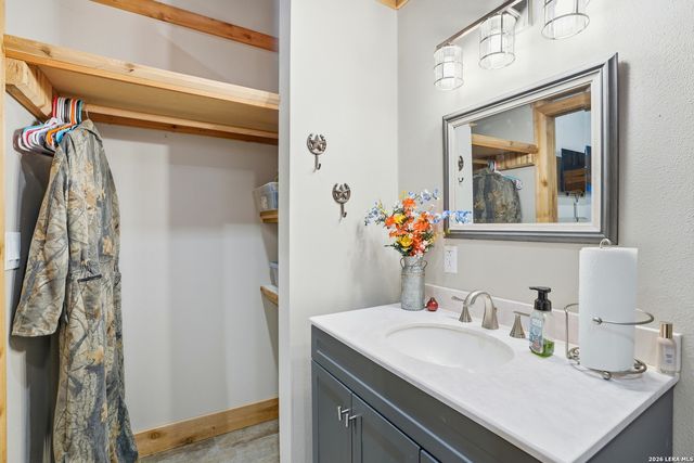 293 Woodrow Center, Kingsbury, TX 78638