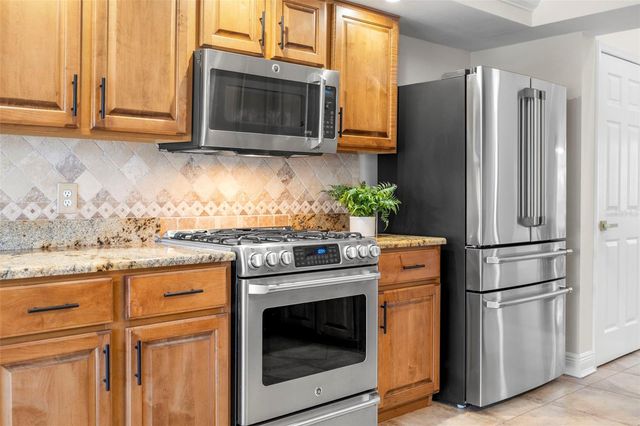 5562 AVENUE DU SOLEIL, Lutz, FL 33558