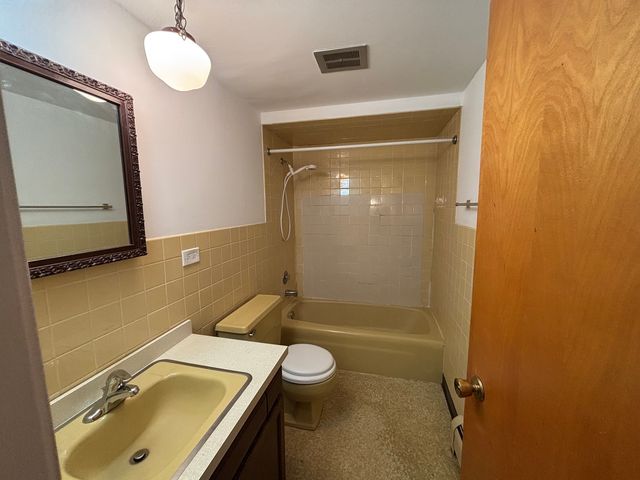 581 Burlington Avenue 1, Clarendon Hills, IL 60514