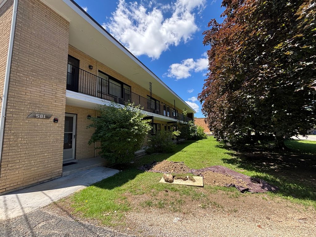 581 Burlington Avenue 1, Clarendon Hills, IL 60514
