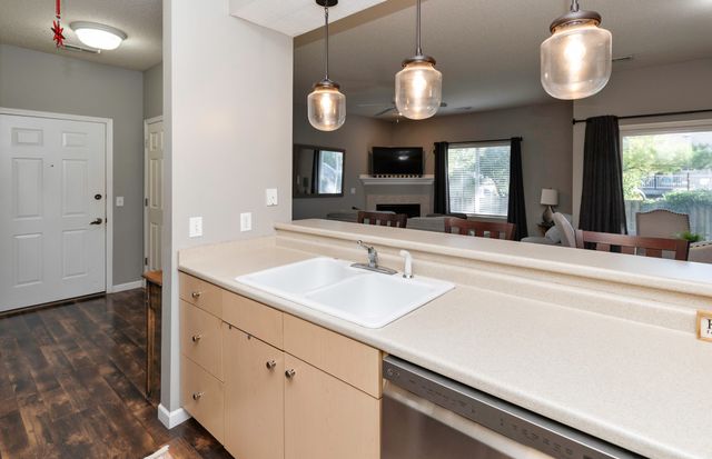 1740 SE L.a. Grant Parkway 30, Waukee, IA 50263