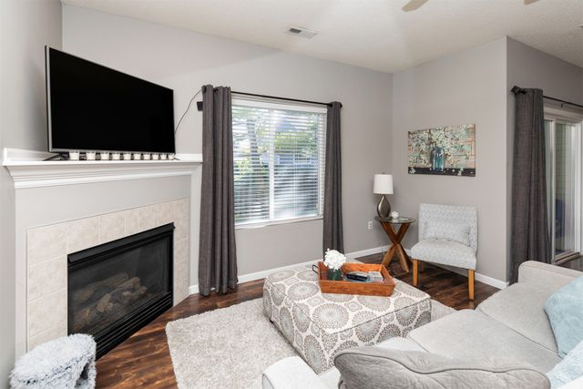 1740 SE L.a. Grant Parkway 30, Waukee, IA 50263