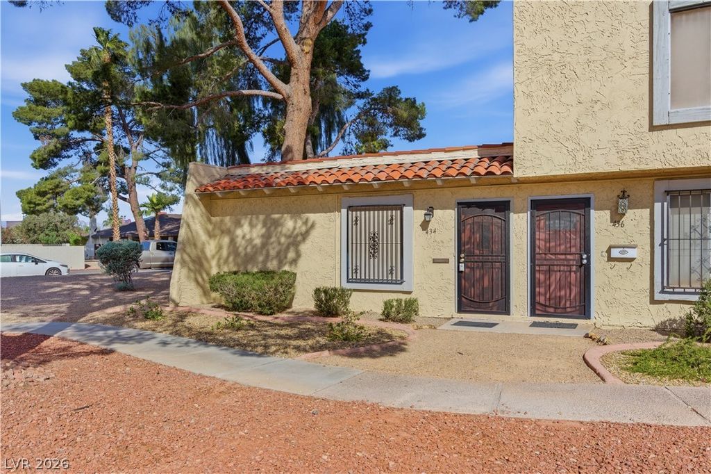 Image 5 of property listing at 434 Las Casitas Way, Las Vegas, NV 89121
