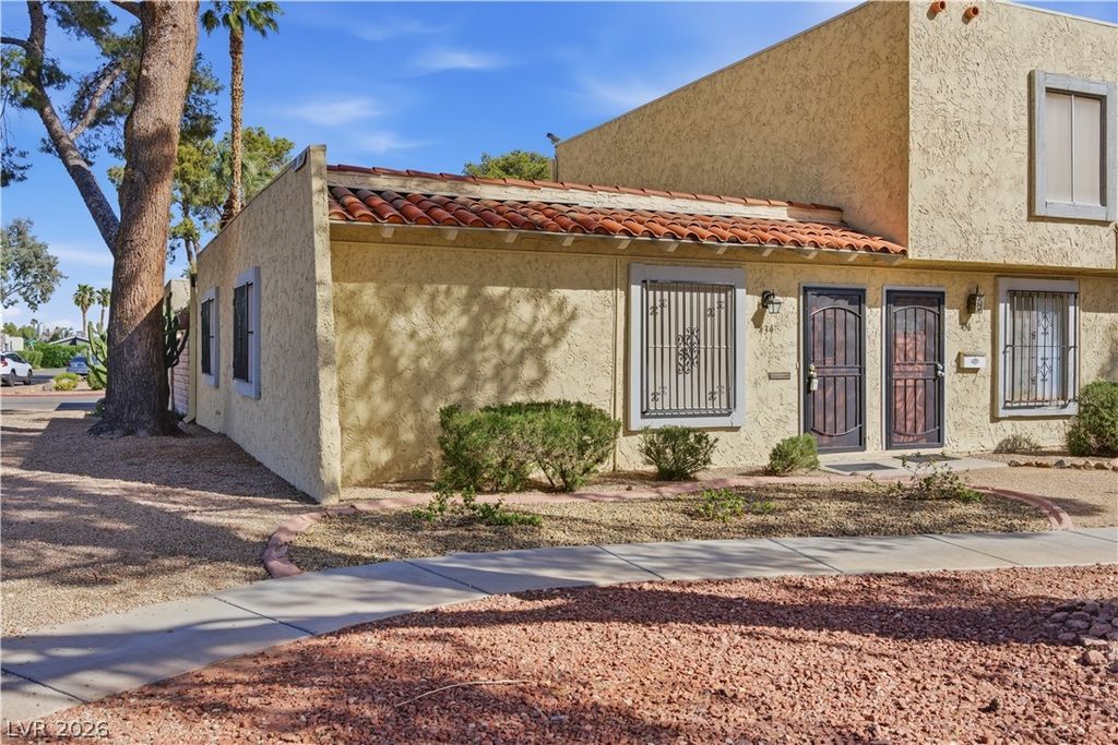 Image 7 of property listing at 434 Las Casitas Way, Las Vegas, NV 89121