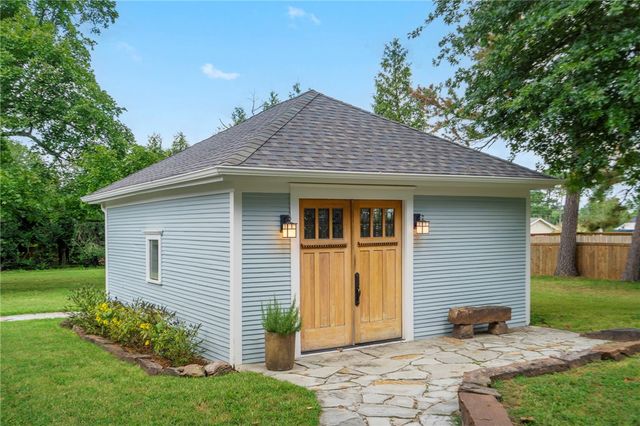 901 McCollum Drive, Bentonville, AR 72712