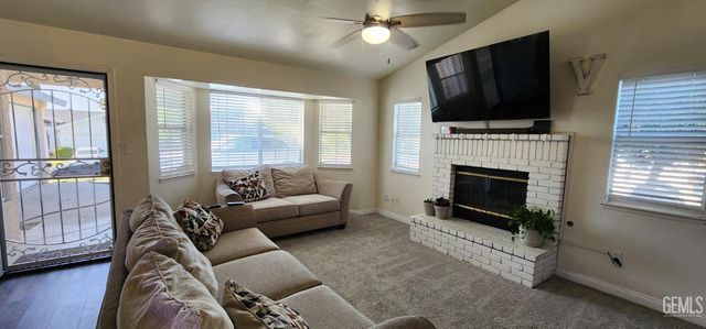 6305 Wolfe Creek Drive, Bakersfield, CA 93306