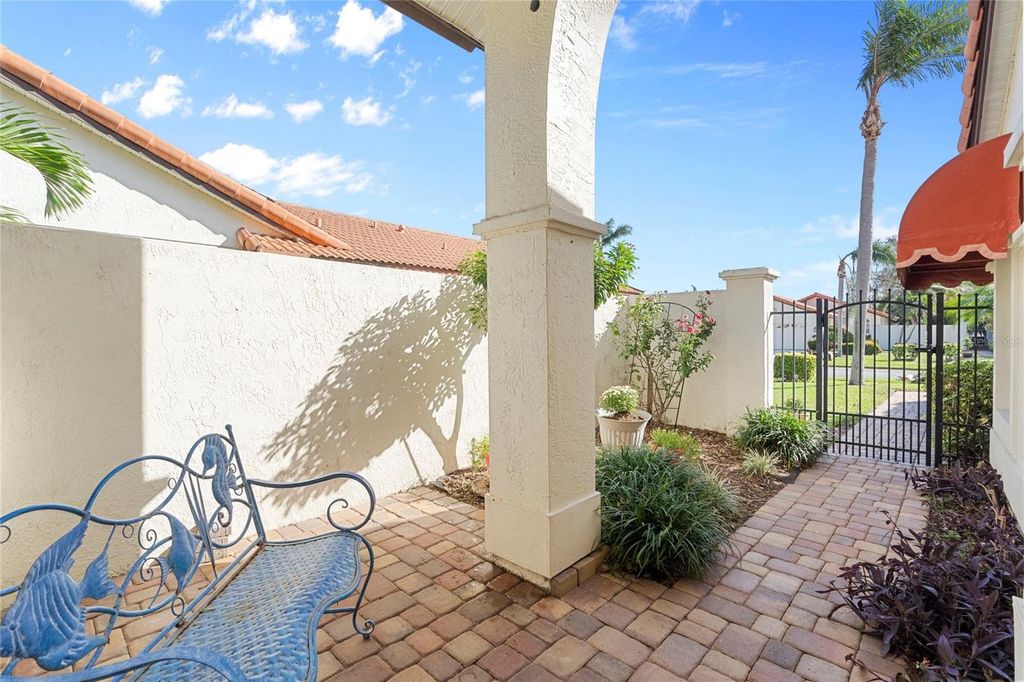 Image 3 of property listing at 4966 CLUBVIEW COURT E, Bradenton, FL 34203